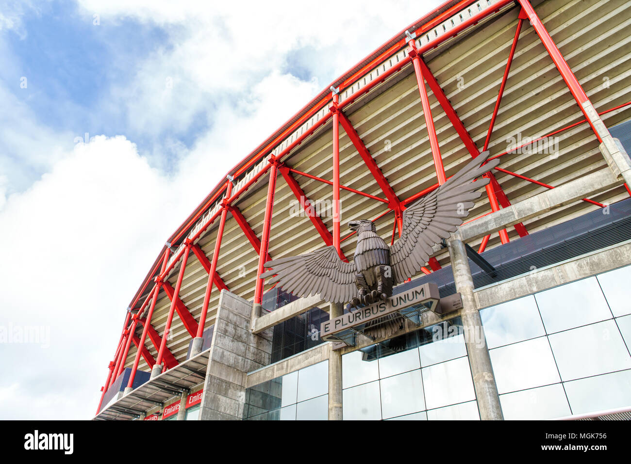 Lissabon, Portugal - 05 April, 2018: Eagle Skulptur am Eingang von Benfica Stadion in Lissabon. Stockfoto