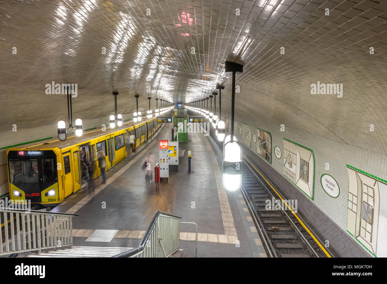 Pendler am frühen Morgen Abfahrt eines der häufigen Metro (U-Bahn) am Märkisches Museum im Zentrum der deutschen Hauptstadt Berlin. Stockfoto