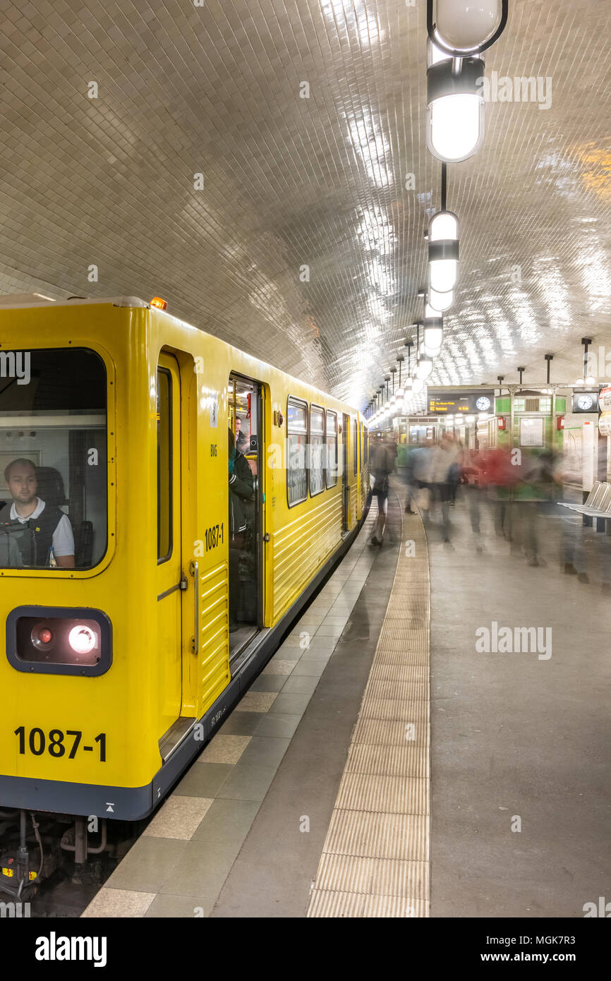 Pendler am frühen Morgen Abfahrt eines der häufigen Metro (U-Bahn) am Märkisches Museum im Zentrum der deutschen Hauptstadt Berlin. Stockfoto
