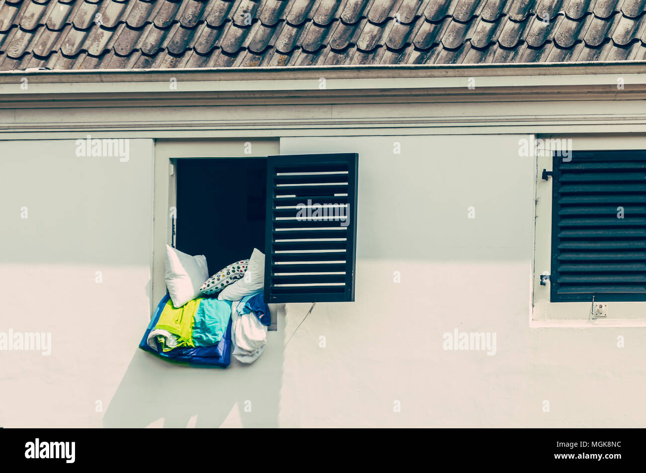 Old Dutch House mit einem offenen Fenster, in denen das Bettzeug hängt Stockfoto