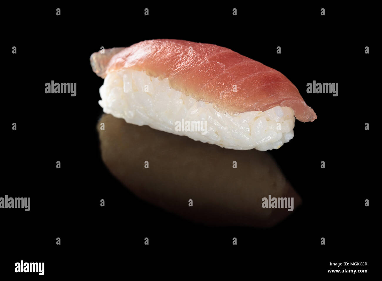 Thunfisch Sushi auf Schwarz. Stockfoto