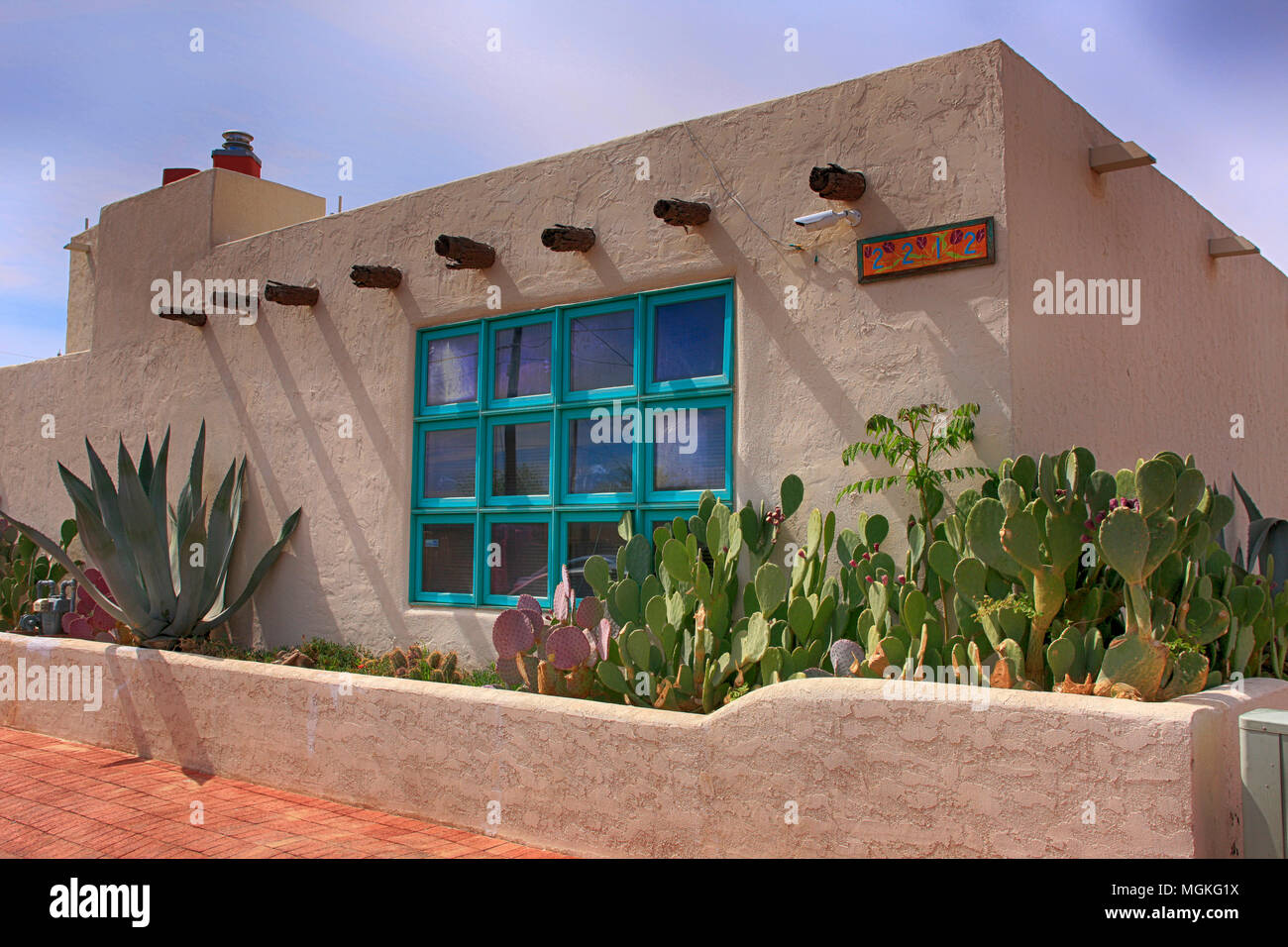 Prickly Pear Kakteen und Agaven gegen ein Haus außerhalb der Mauer in der Altstadt von Las Cruces NM Stockfoto