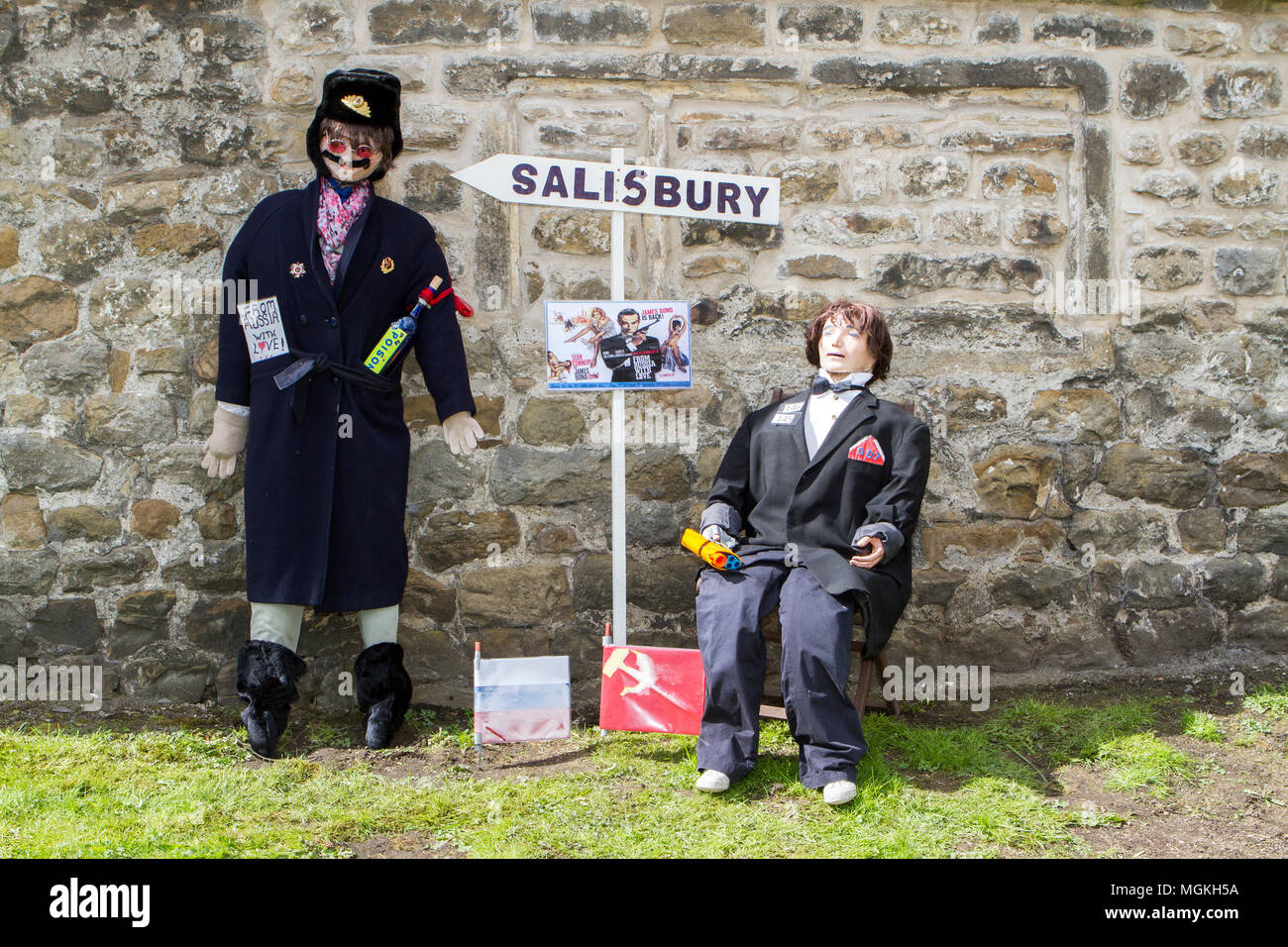 Salisbury gift Nerv agent chemische Waffe Angriff auf Sergej und Julia skripal an der Vogelscheuche Festival in Wray, Lancaster, Großbritannien dargestellt. Stockfoto Salisbury gift Nerv agent chemische Waffe Angriff auf Sergej und Julia skripal an der Vogelscheuche Festival in Wray, Lancaster, Großbritannien dargestellt. Stockfoto