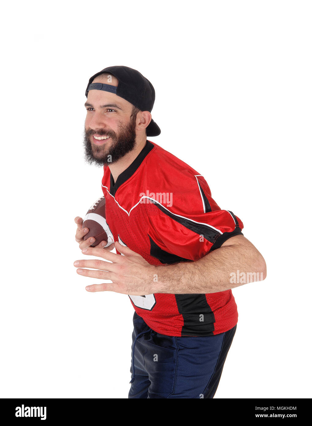 Ein American Football Spieler mit dem Ball in der Hand in einer Nahaufnahme Bild, mit Bart und Schnurrbart, über Weiß isoliert Stockfoto
