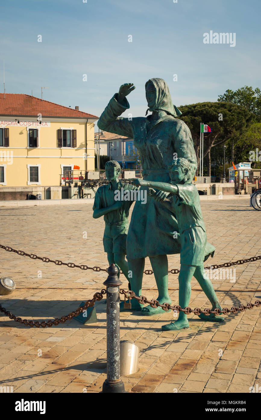 Die Pose dei Marinai', eine Bronzestatue des Künstlers Quinto Pagliarani feiern die Frauen der Segler, in Cesenatico, Italien. Vertikale erschossen. Stockfoto