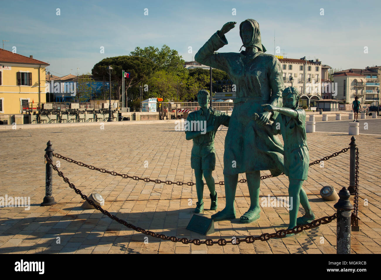 Die Pose dei Marinai', eine Bronzestatue des Künstlers Quinto Pagliarani, feiert die Ehefrauen der Segler, in Cesenatico, Italien. Stockfoto