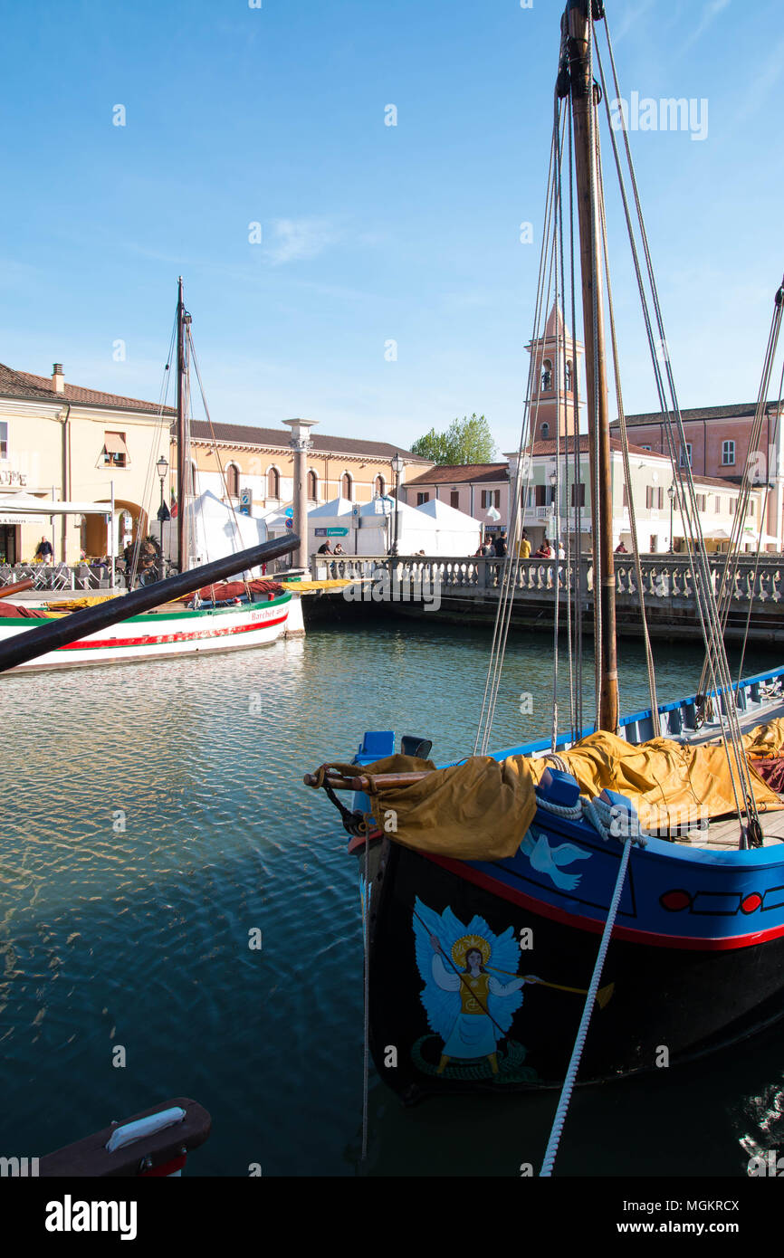 Blick auf Porto Canale, den zentralen Kanal in der schönen Stadt Cesenatico an der Adria in Italien. Stockfoto