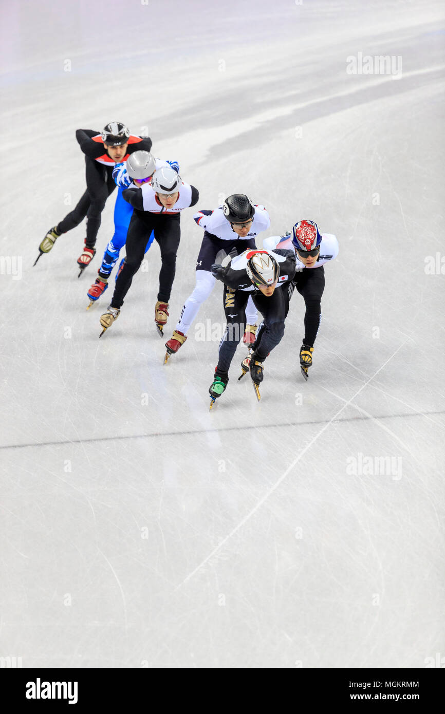 Yira Seo (KOR) und Keita Watanabe (JPN), J.R. Celski (USA), Roberto Pukitis (LAT), Csaba Burjan (HUN), und Aleksandr Shulginov (OAR) konkurrieren in der Stockfoto