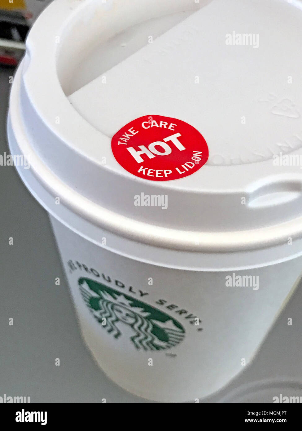 Vorsicht Heiß/Aufkleber auf Starbucks einweg Kaffeetasse Stockfoto