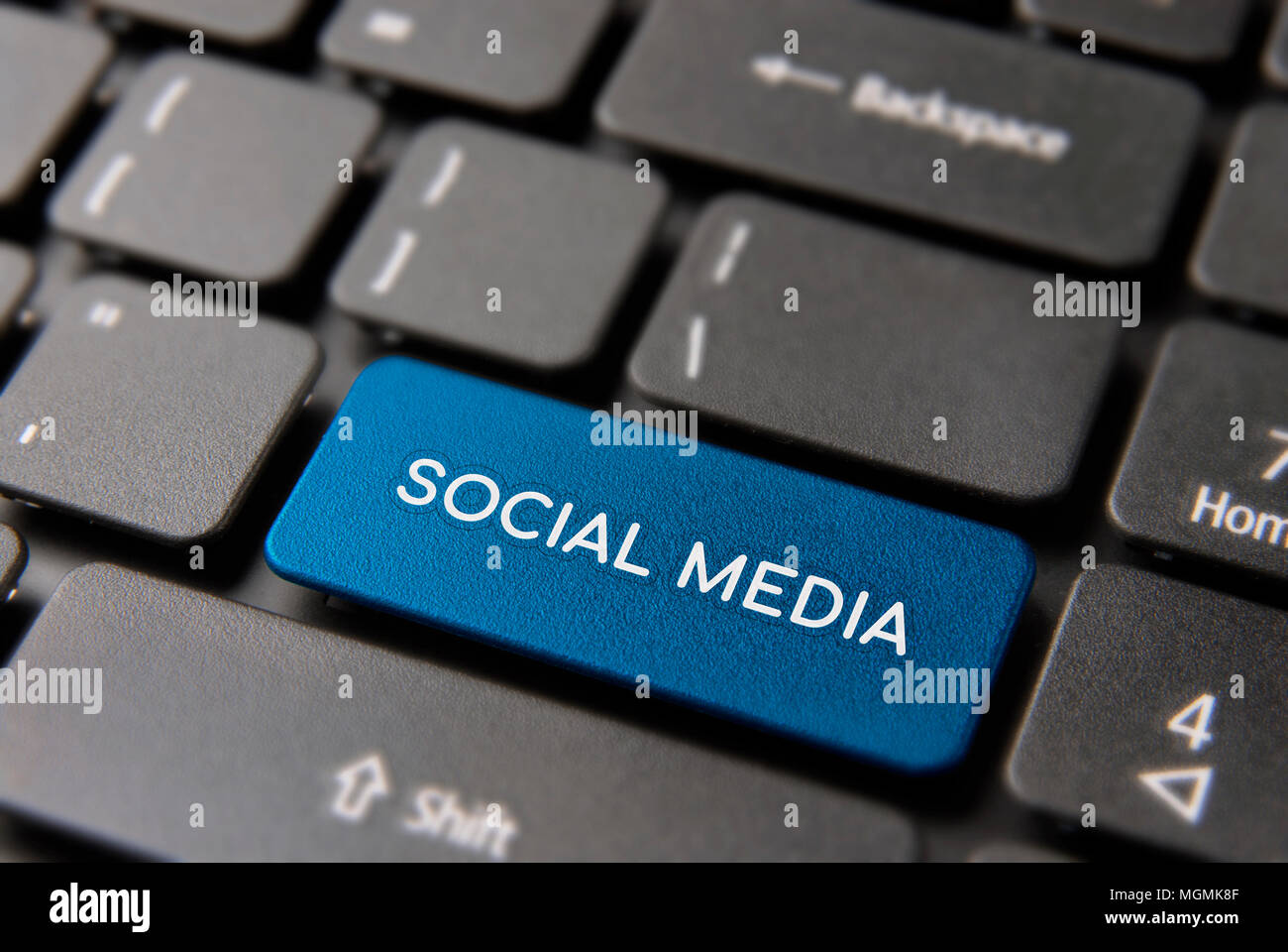 Social Media ist die Taste für Community web Konzept. Online Network key closeup in blauer Farbe. Stockfoto