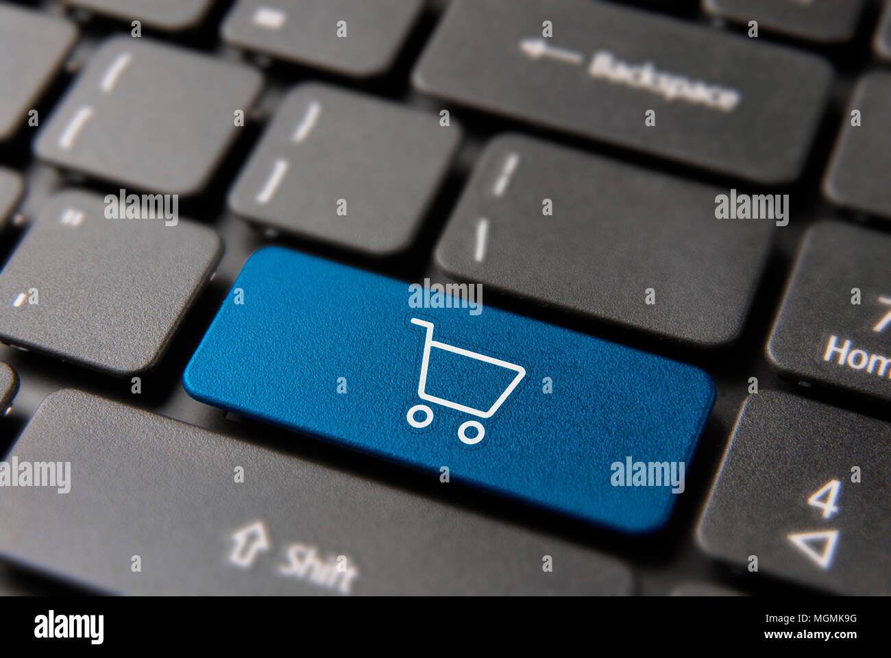 Online Shopping ist die Taste für virtuelle Web Store Konzept. Warenkorb Symbol Schlüssel closeup in blauer Farbe. Stockfoto