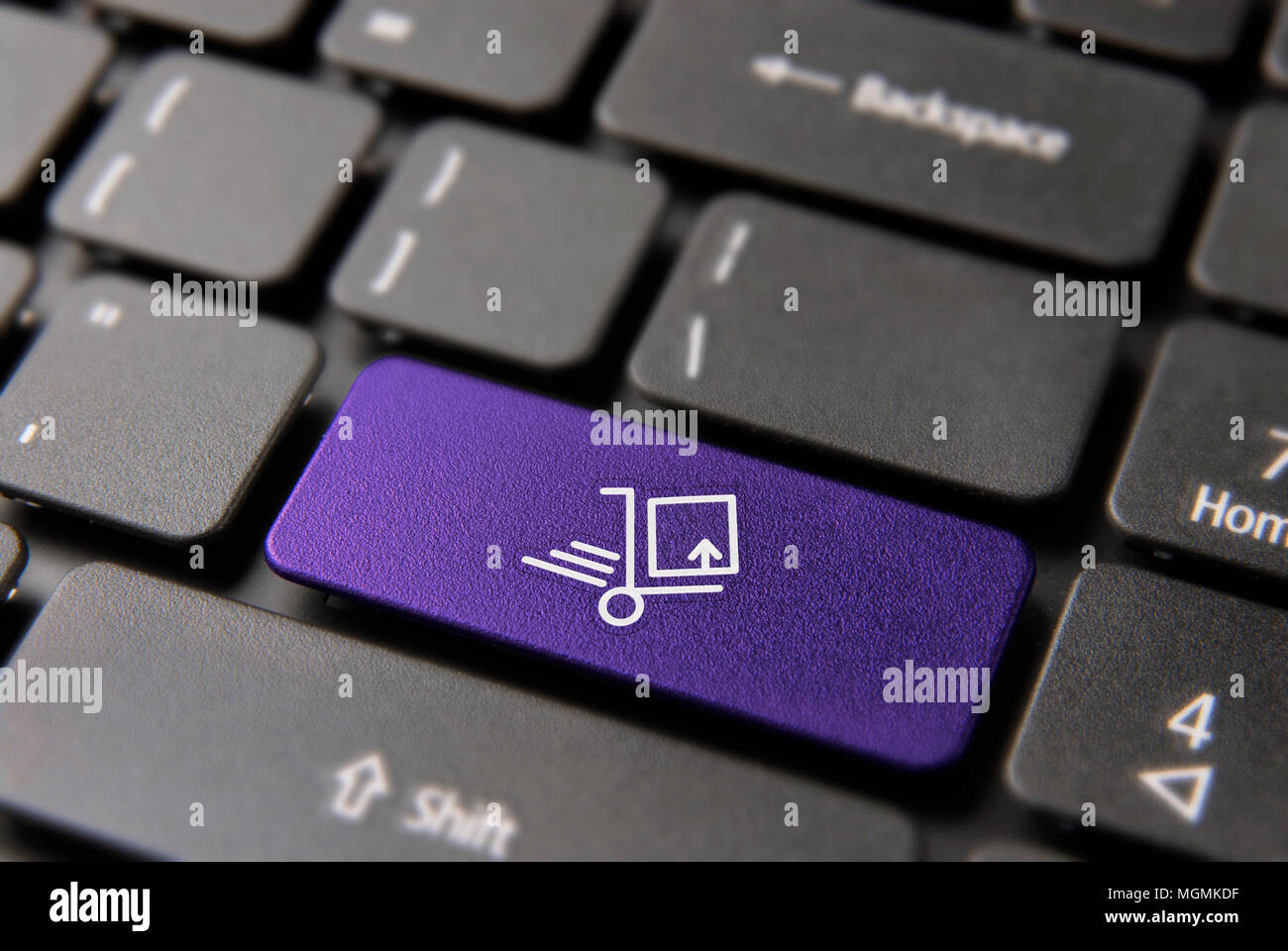 Online Versand Lieferung Service Konzept: Farbe Taste mit e-mail Paket Symbol auf Laptop Tastatur. Stockfoto