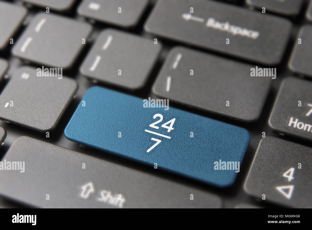 On-line-Geschäft immer ein offenes Konzept: blaue Taste Taste mit 24/7 Arbeitszeit Symbol auf Laptop Tastatur. Stockfoto