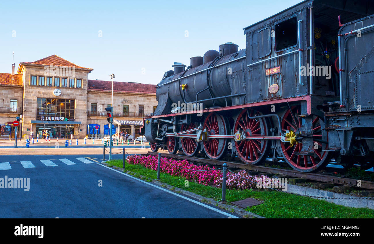Antigua locomotora y Estación de Trenes de Ourense. Galizien. España Stockfoto