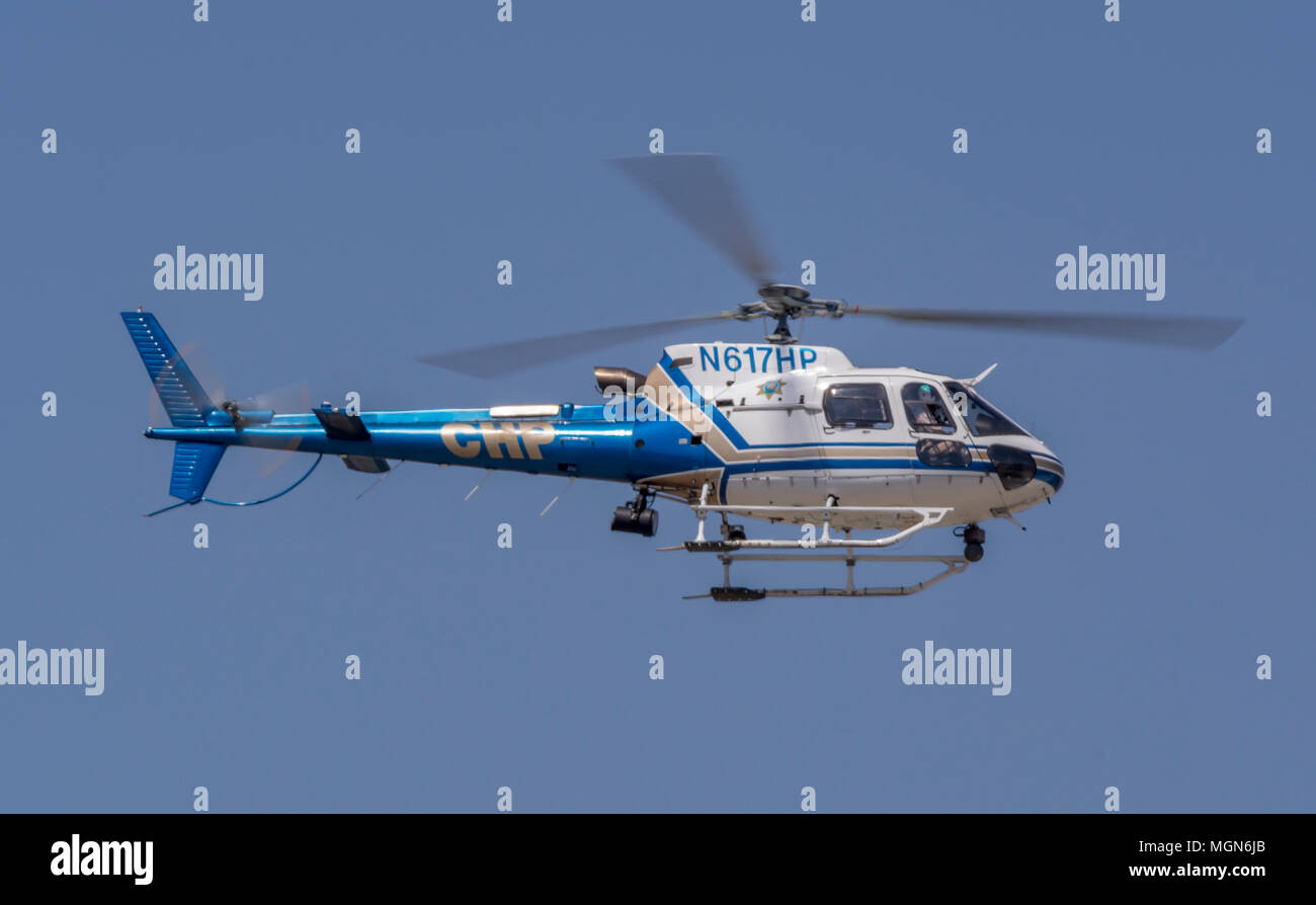 California Highway Patrol Hubschrauber auf Patrouille. Stockfoto