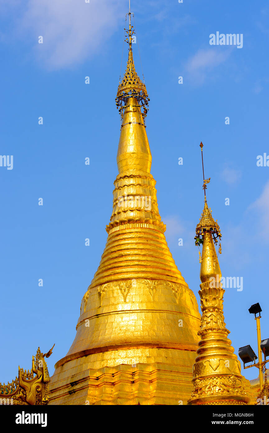 Umgebung der Shwedagon Pagode, einer vergoldeten Stupa auf der Singuttara Hill, Kandawgyi See, Yangon, Myanmar Stockfoto