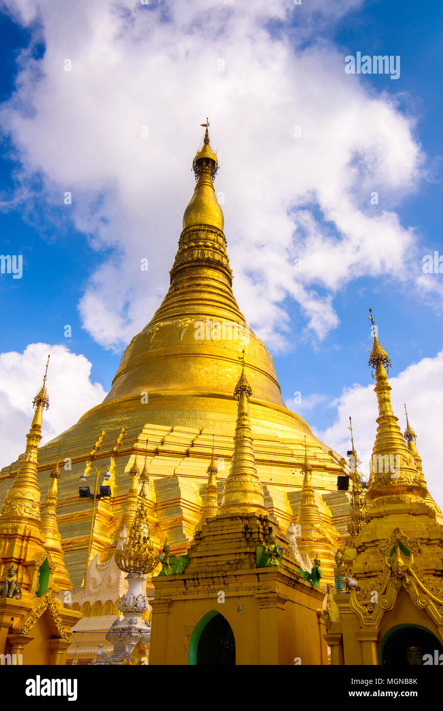Shwedagon Pagode, einer vergoldeten Stupa auf der Singuttara Hill, Kandawgyi See, Yangon, Myanmar Stockfoto