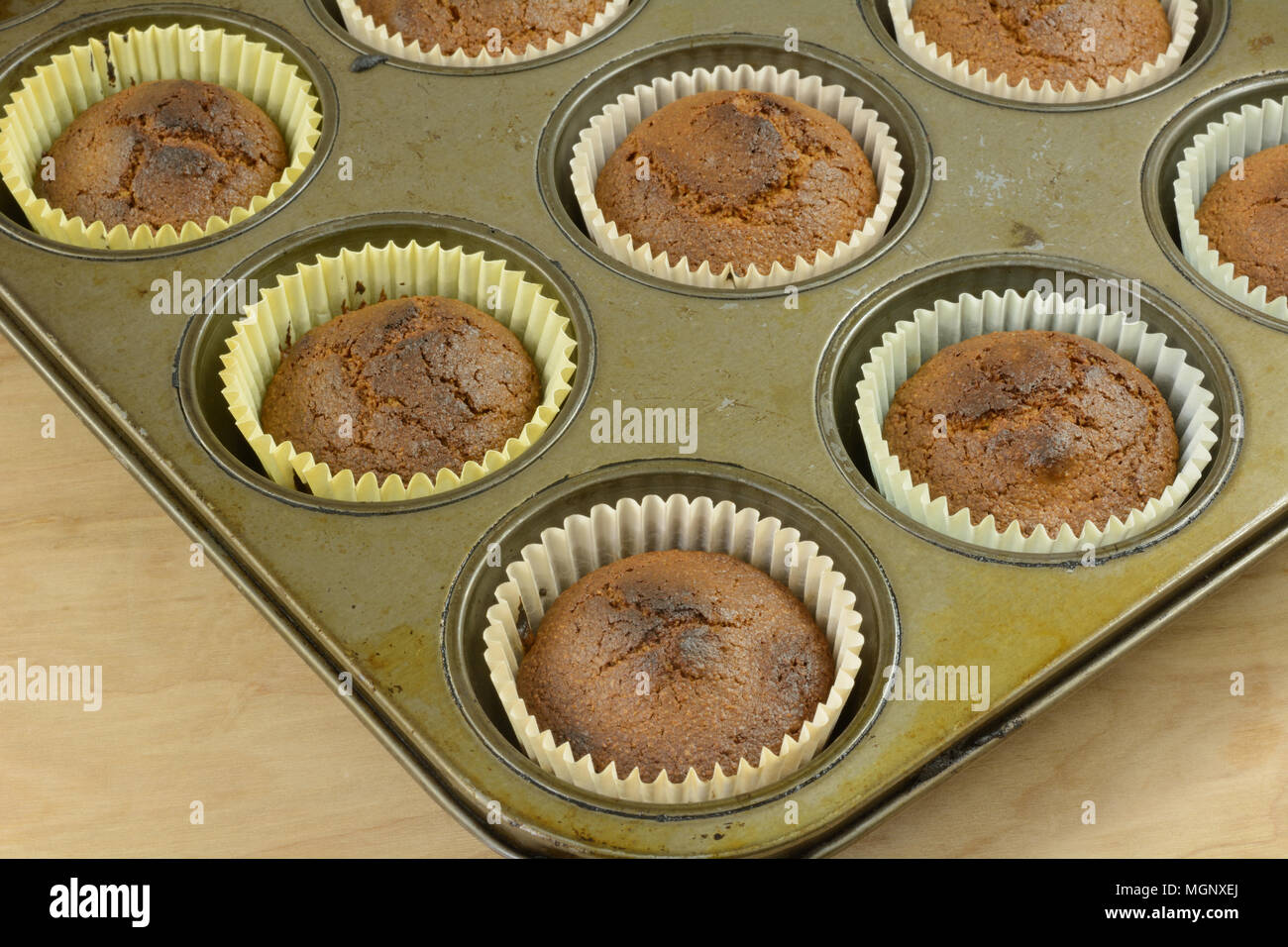 Nahaufnahme von verbrannten Mais Muffins muffin Cups in muffin Backform ...