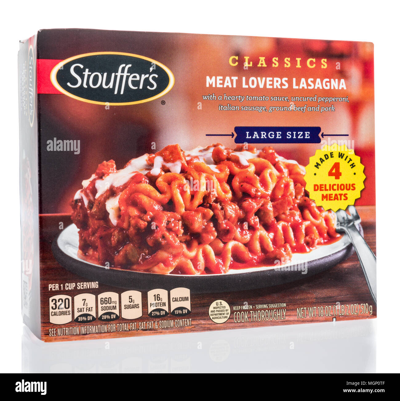 Winneconne, WI - 14. April 2018: Klassiker Fleischliebhaber ist ein stouffer Lasagne Essen auf einem isolierten Hintergrund. Stockfoto
