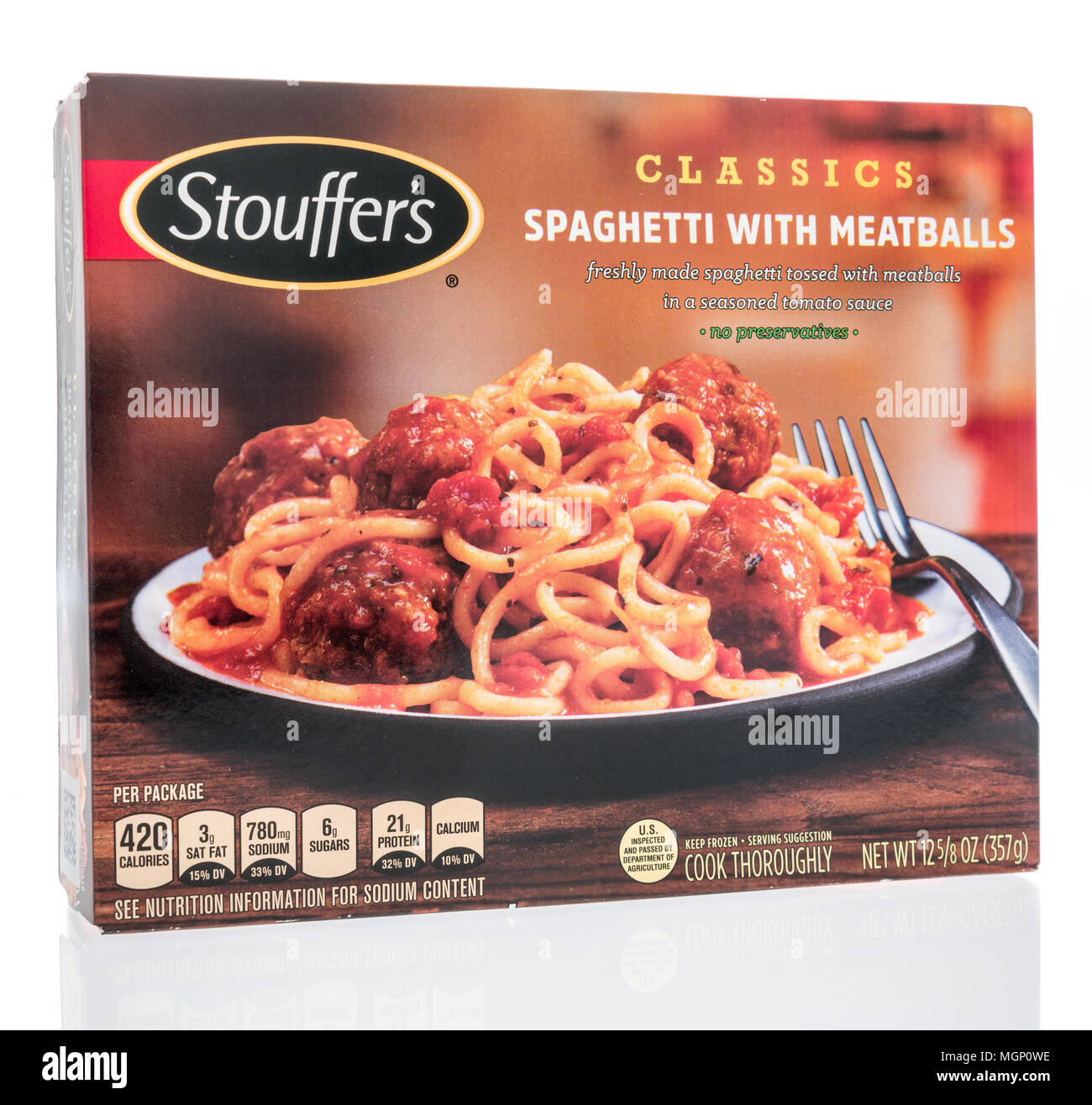 Winneconne, WI - 14. April 2018: Klassiker von Stouffer's Spaghetti mit Fleischbällchen Mahlzeit auf einem isolierten Hintergrund. Stockfoto