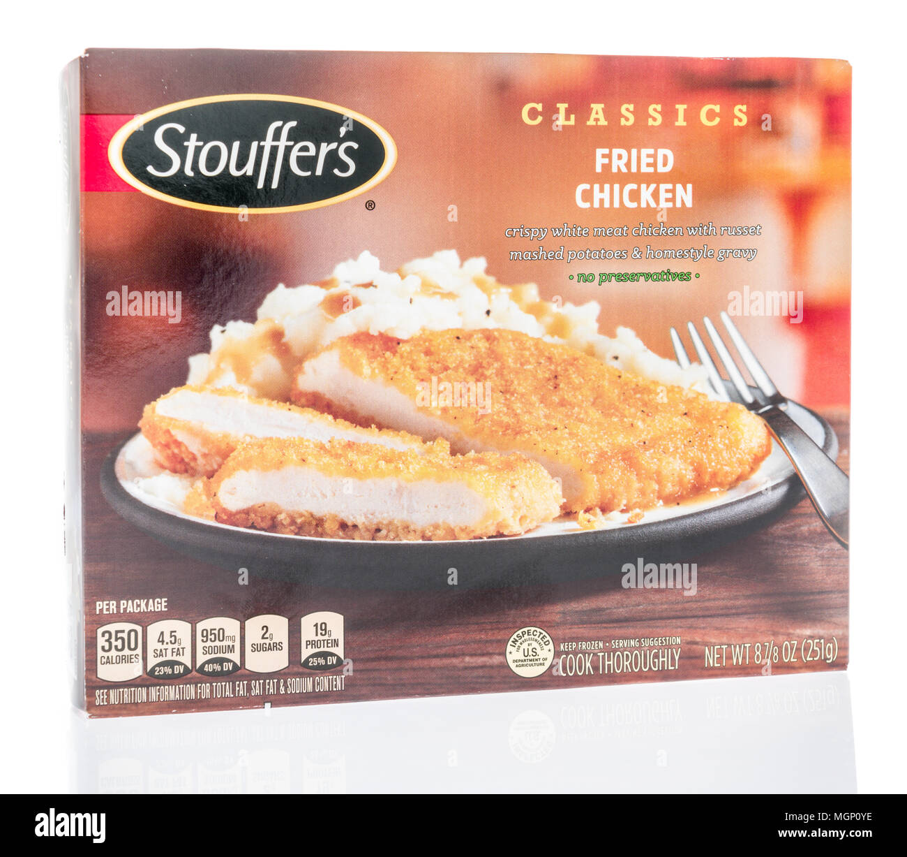 Winneconne, WI - 14. April 2018: Ein Stouffer's Klassiker Fried Chicken Mahlzeit auf einem isolierten Hintergrund. Stockfoto