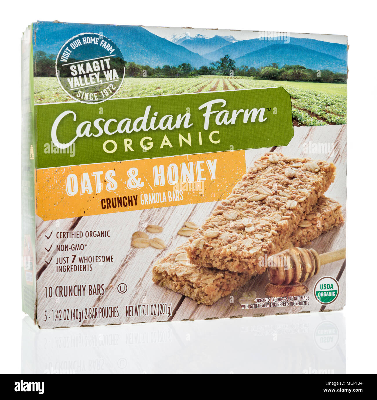 Winneconne, WI - 14. April 2018: Eine Box mit Cadcadian Farm Bio Hafer und Honig knusprige Müsliriegel auf einem isolierten Hintergrund. Stockfoto