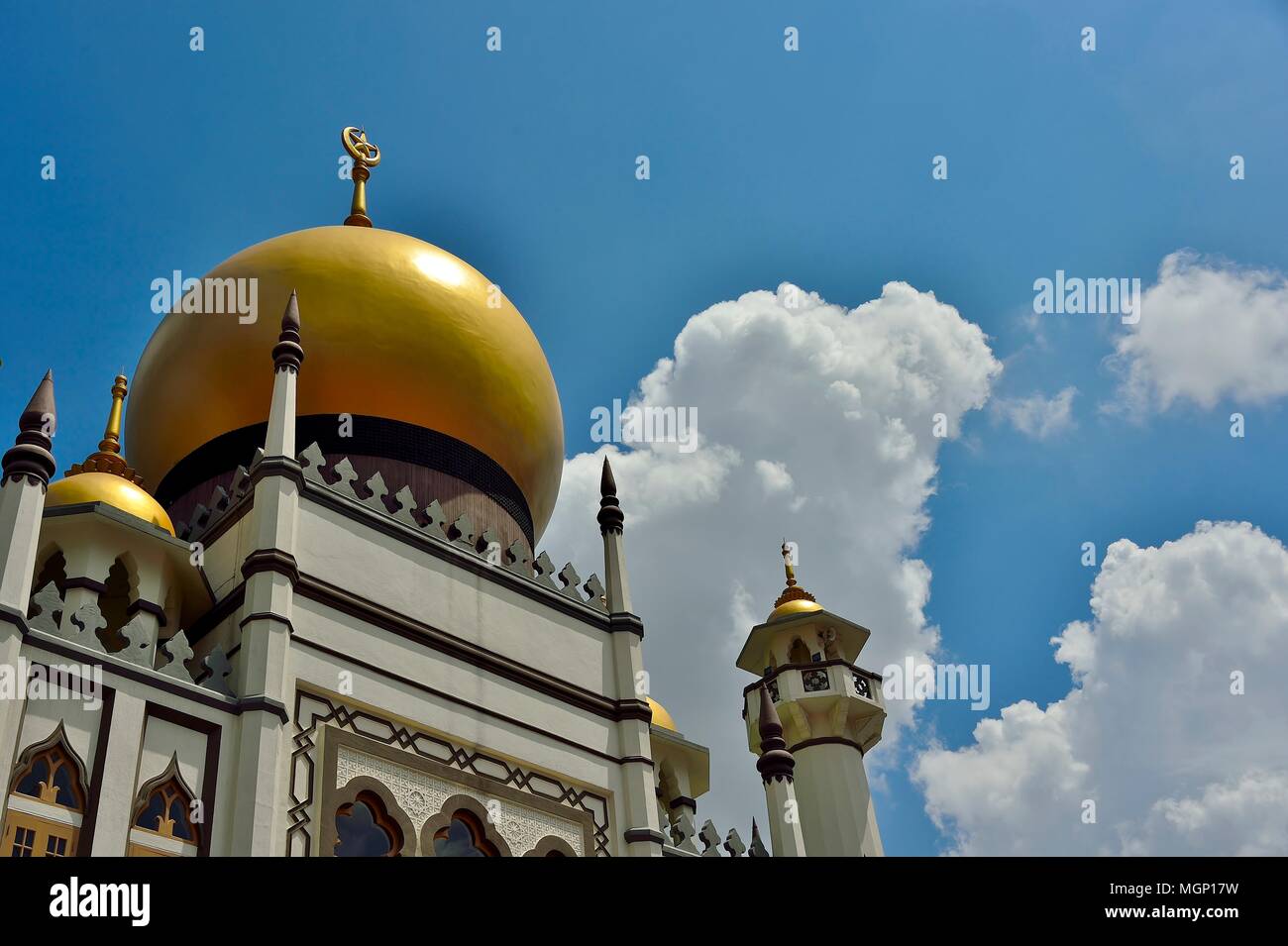 Perspektivische Ansicht von Masjid Moschee in historischen Arab Street, Singapur vor einem tropischen Himmel Stockfoto