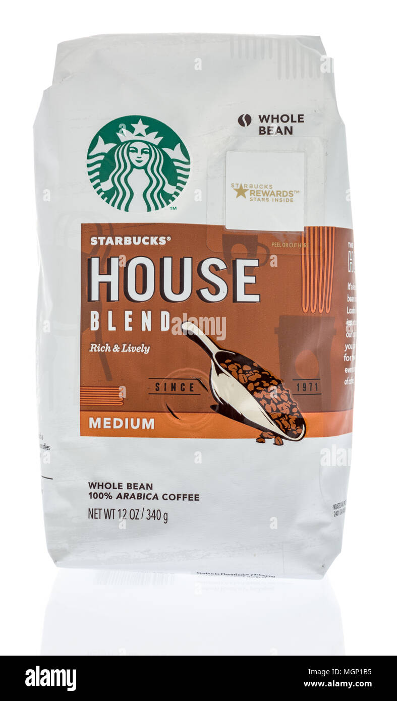 Winneconne, WI - 20 April 2018: eine Tasche von Starbucks House Blend Kaffee auf einem isolierten Hintergrund. Stockfoto