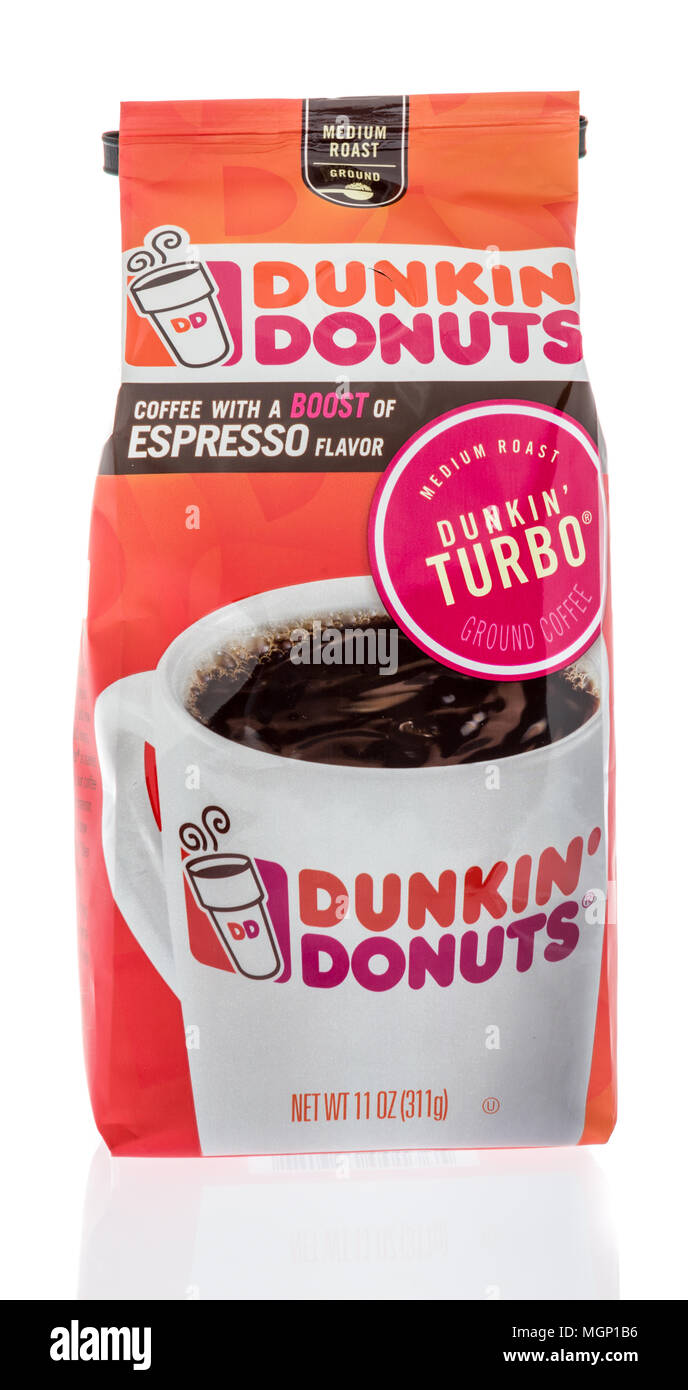 Winneconne, WI - 20 April 2018: eine Tasche von Dunkin' Donuts turbo Kaffee auf einer isolierten Hintergrund. Stockfoto