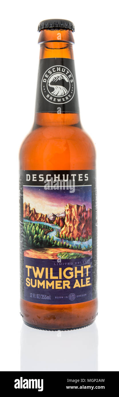 Winneconne, WI - 20 April 2018: Eine einzelne Flasche Deschutes Brewery twilight Sommer Ale Bier auf einem isolierten Hintergrund. Stockfoto