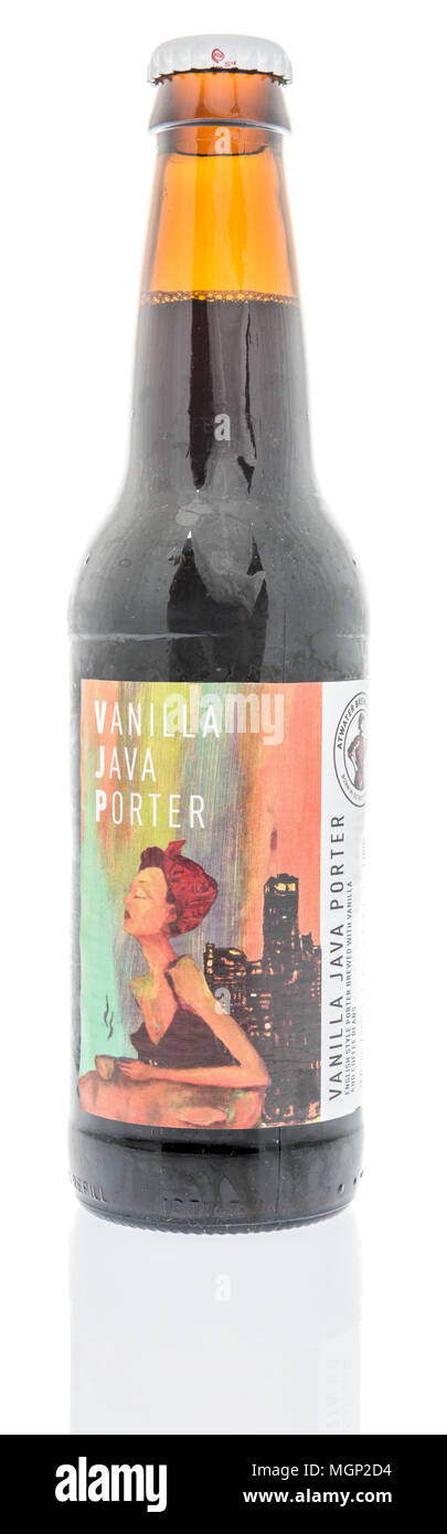 Winneconne, WI - 20 April 2018: Eine einzelne Flasche ATwater Brauerei Vanille java Porter Bier auf einem isolierten Hintergrund. Stockfoto