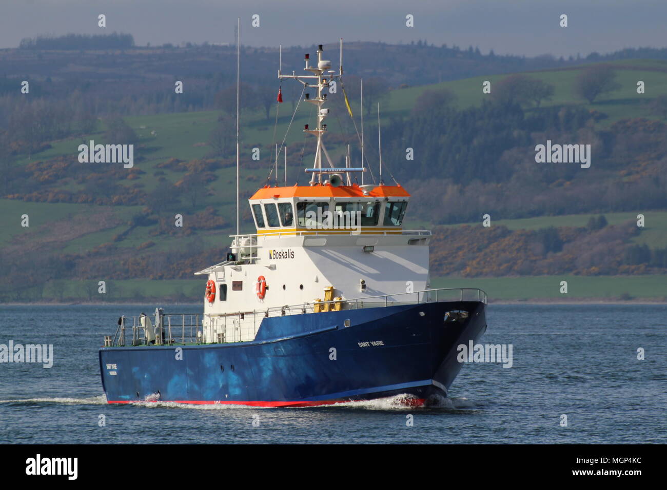 Die aircrew Training/naval Support Vessel MV-SMIT-Anzeige 'yare, vorbei an der Greenock East India Hafen während der Übung gemeinsame Krieger 18-1. Stockfoto