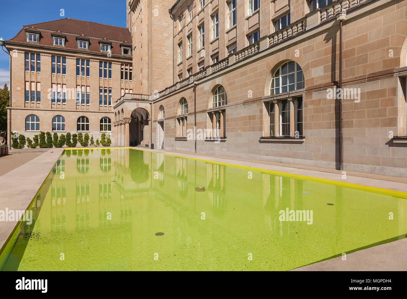 Zürich, Schweiz - 13. Oktober, 2013: Platz und Wasser Pool vor dem Hauptgebäude der Universität Zürich. Die Universität Zürich, Stockfoto