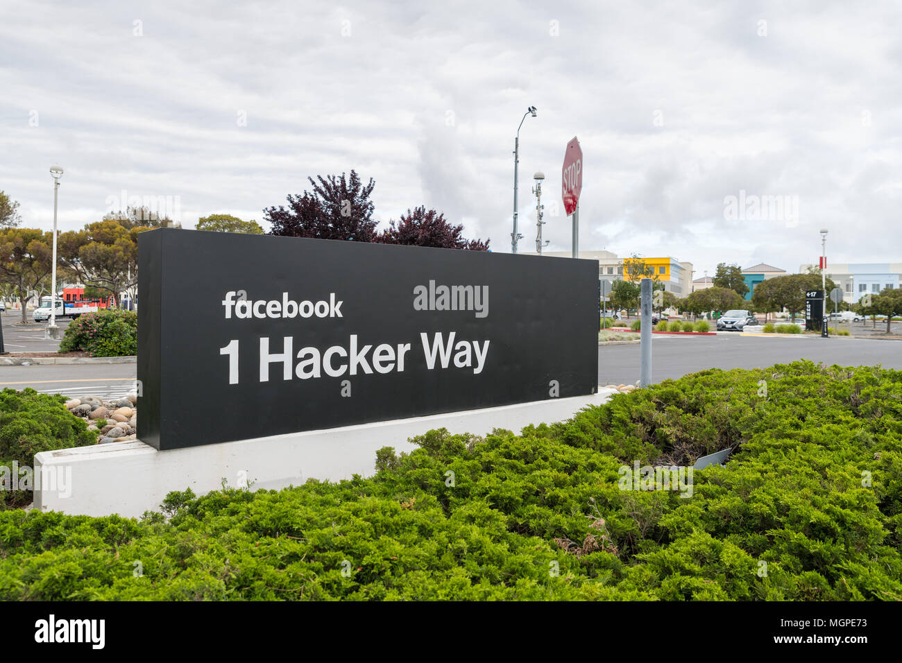 Menlo Park, Kalifornien, USA - 28. April 2018: Zeichen von Facebook am Eingang der Hauptsitz im Silicon Valley. Facebook ist eine US-amerikanische online so Stockfoto