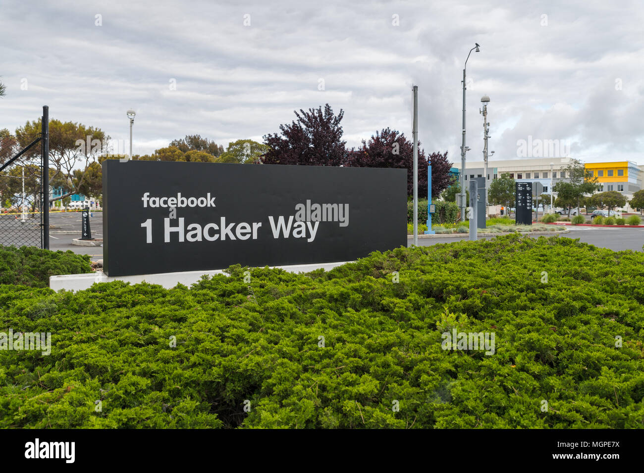 Menlo Park, Kalifornien, USA - 28. April 2018: Zeichen von Facebook am Eingang der Hauptsitz im Silicon Valley. Facebook ist eine US-amerikanische online so Stockfoto