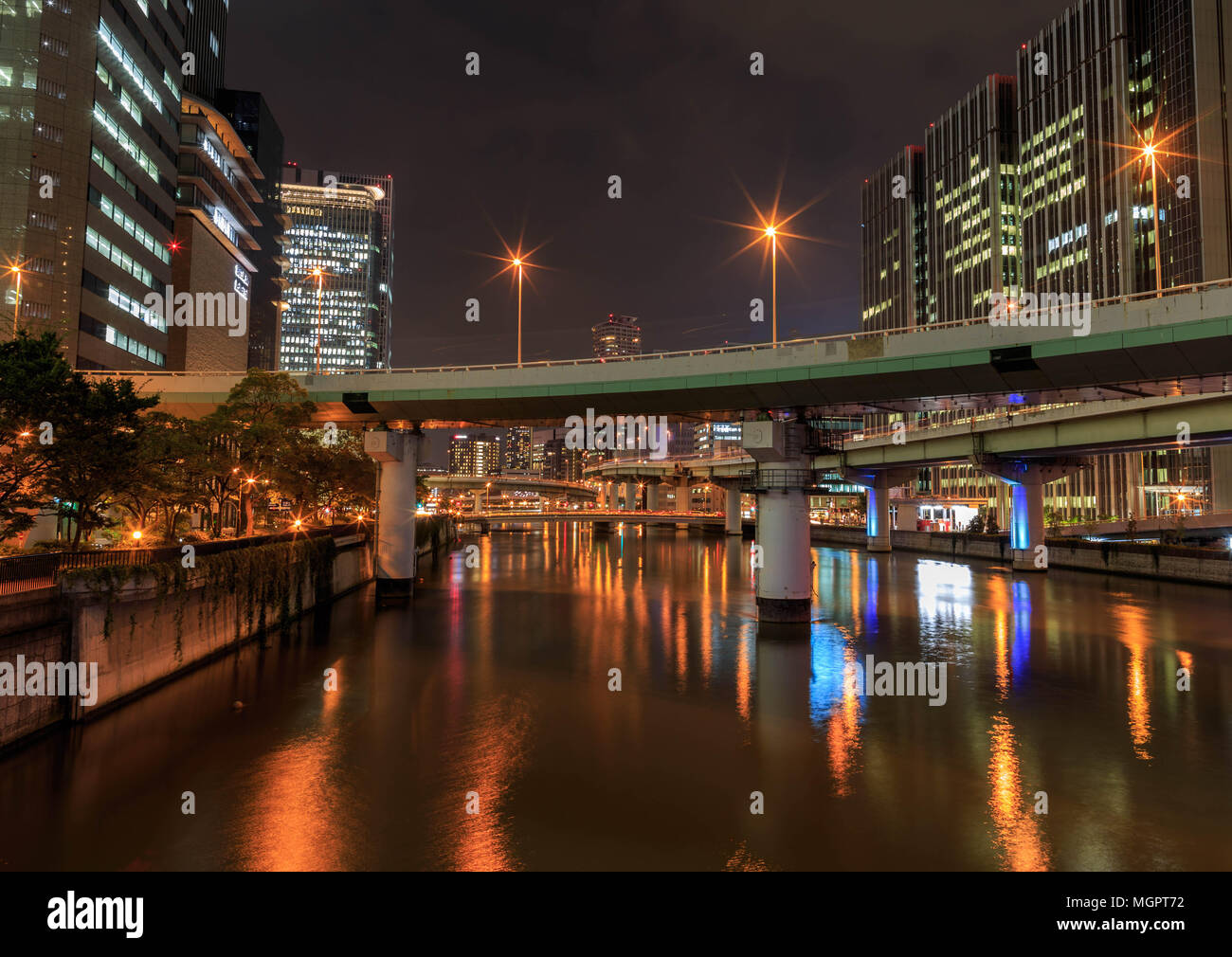 Brücken und Autobahnen Kreuz einer Wasserstraße in der Nacht in Osaka Stockfoto