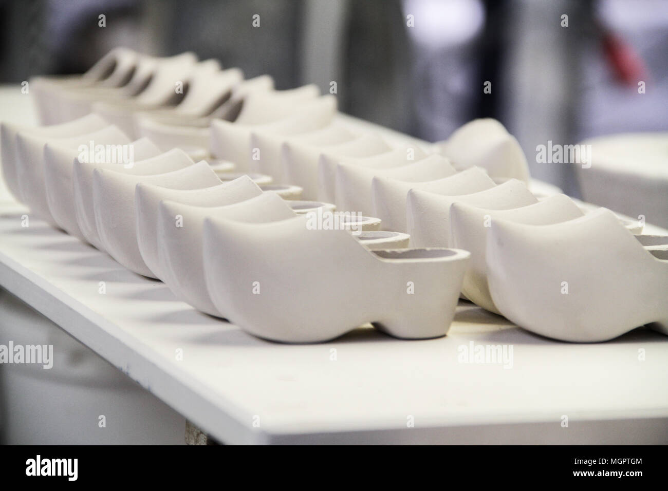 Royal Delft Clogs in Fortschritt, kurz bevor Sie gehen zu den Owen Stockfoto