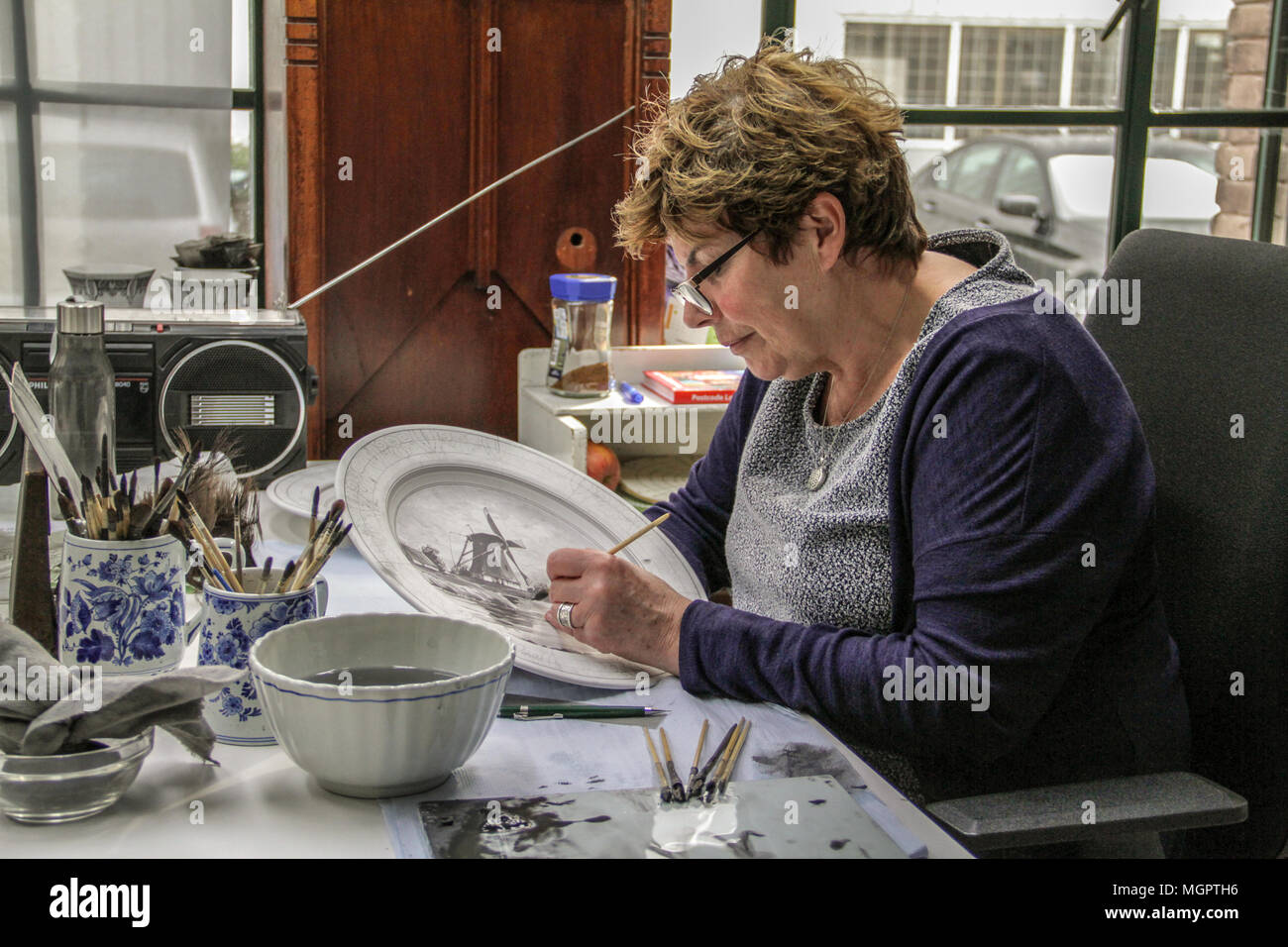 Frau Handmalerei Porzellan Platte in der Fabrik Royal Delft Stockfoto