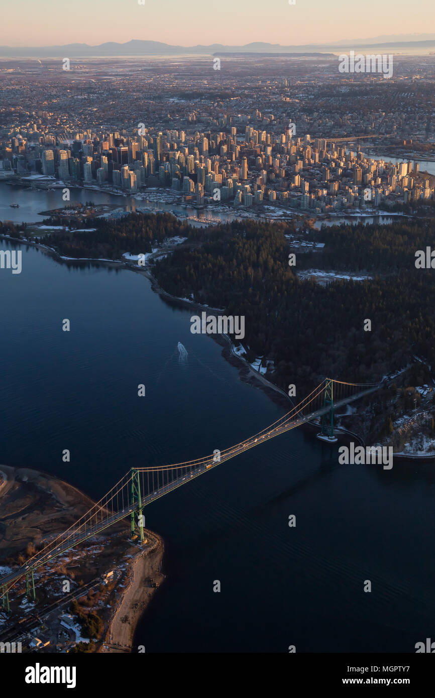 Luftaufnahme von Lions Gate Bridge, Stanley Park und der Innenstadt Stadt während einer lebendigen Sonnenuntergang. In Vancouver, British Columbia, Kanada. Stockfoto