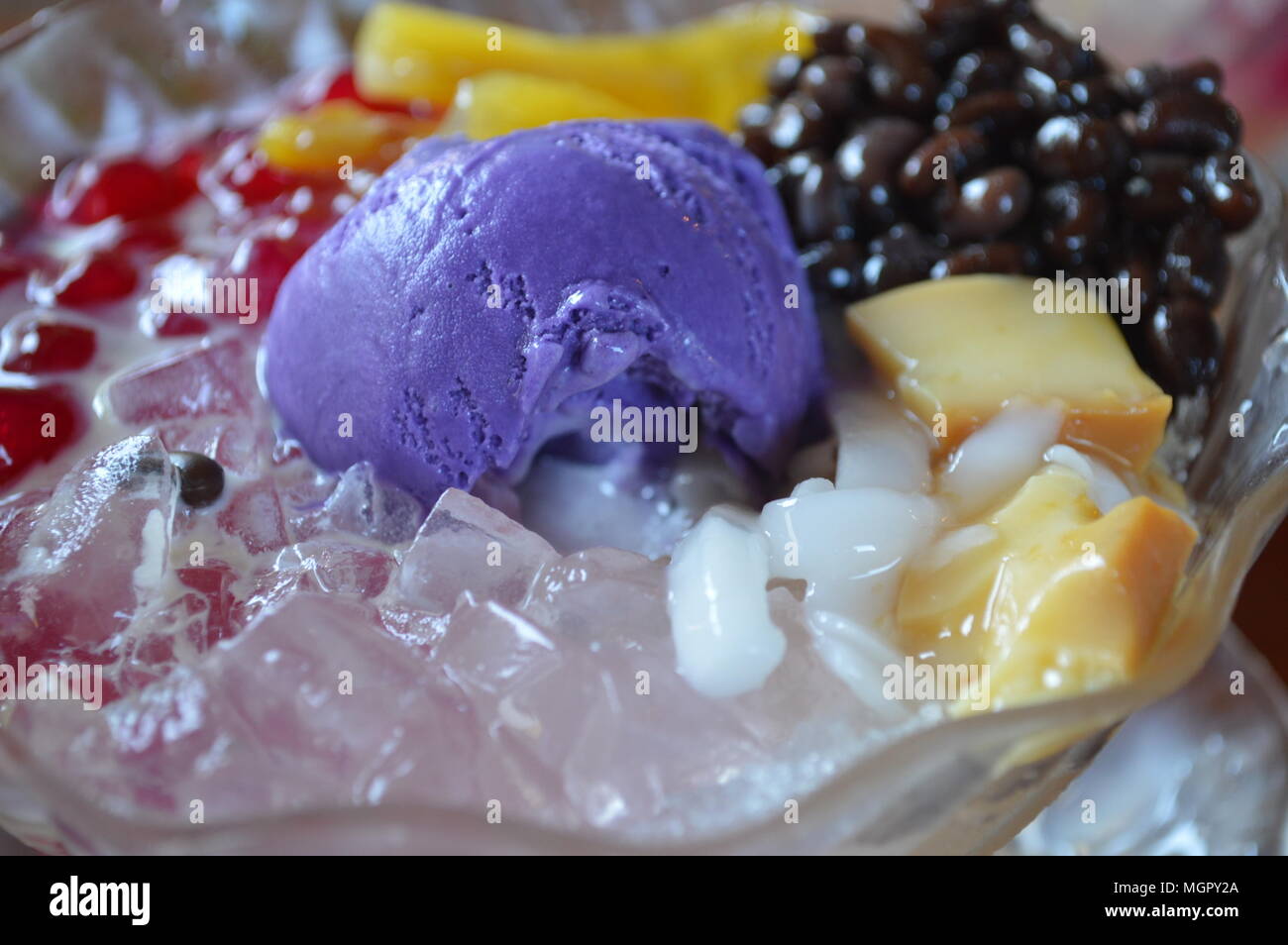 Pinoy nahrhafte Lebensmittel Halo-halo mit Eis Stockfoto
