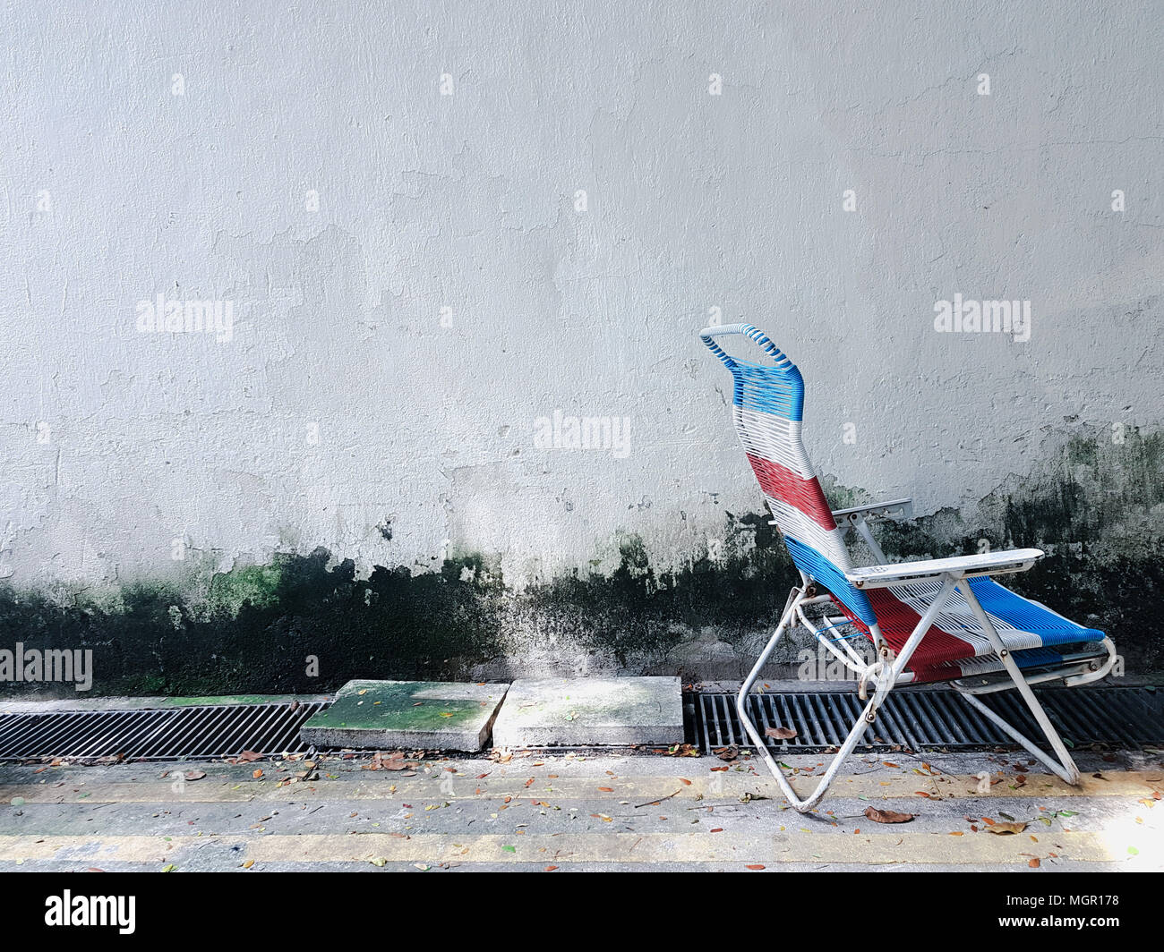 Verlassenen Stuhl in einer Gasse Stockfoto