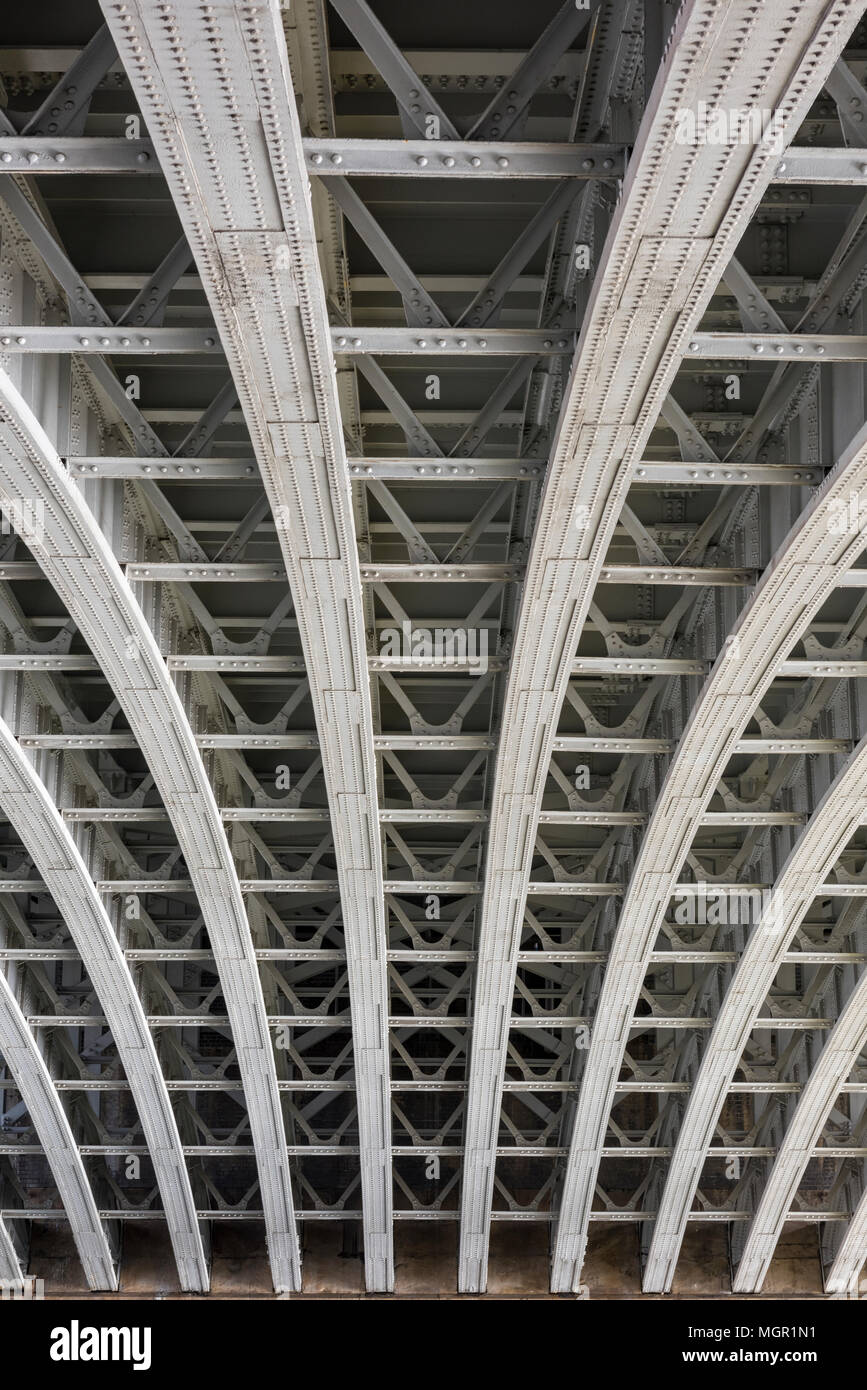 Die Stahlträger unterhalb einer Brücke über die Themse in London bilden ein Muster und zeigt die starke Engineering in Gebäude verwendet. Stockfoto
