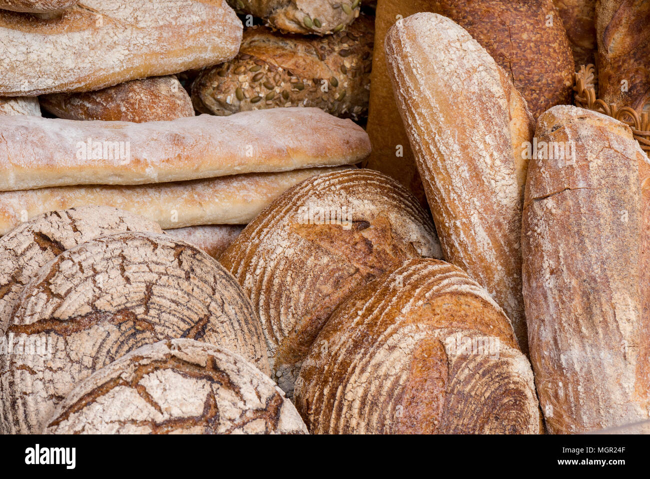 Eine Auswahl der Handwerker Bäckerei gezüchtet, Brötchen und Brote auf Anzeige bei einem Bäcker auf Borough Market in London. Frisch gebackene Artisan Brot beim Bäcker. Stockfoto