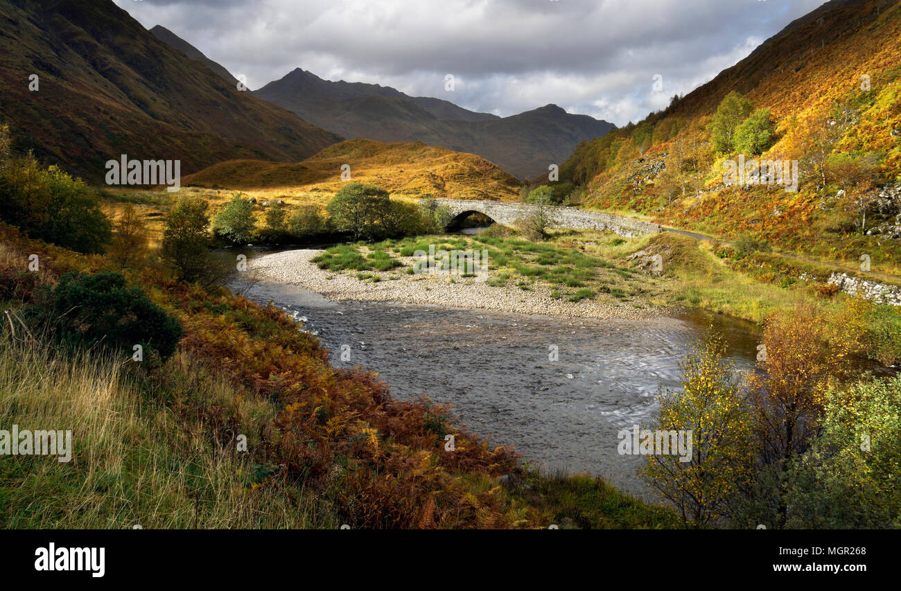 Die alte Brücke auf dem Fluß Shiel Stockfoto