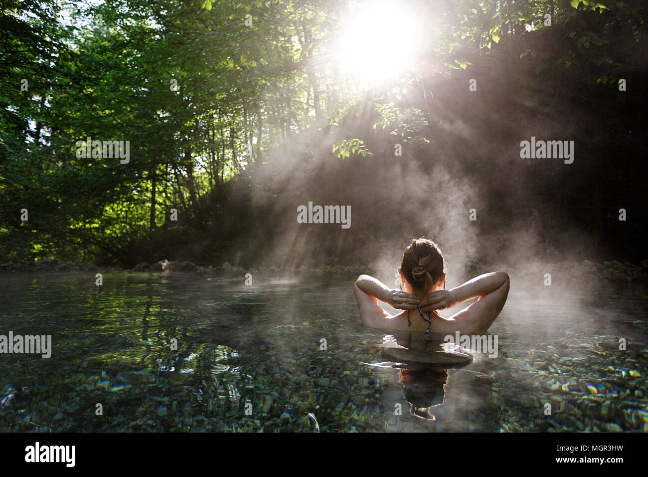Frau entspannen in natürliche heiße Quelle im Wald, Maibachl, Österreich, Europa. Stockfoto