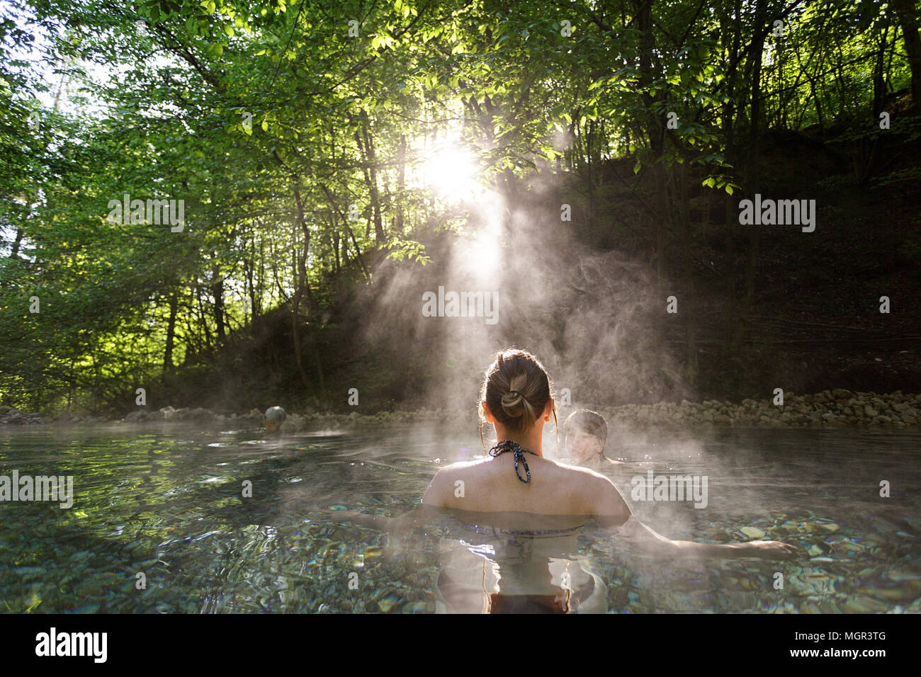 Frau entspannen in natürliche heiße Quelle im Wald, Maibachl, Österreich, Europa. Stockfoto