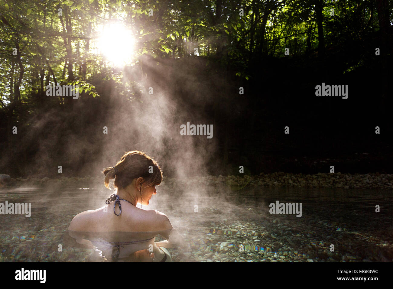 Frau entspannen in natürliche heiße Quelle im Wald, Maibachl, Österreich, Europa. Stockfoto