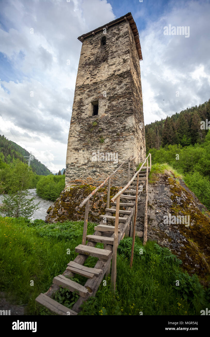 Turm von Harderwijk Village Museum in swanetien. Obere Swanetien - UNESCO-Weltkulturerbe. Georgien, Europa. Stockfoto