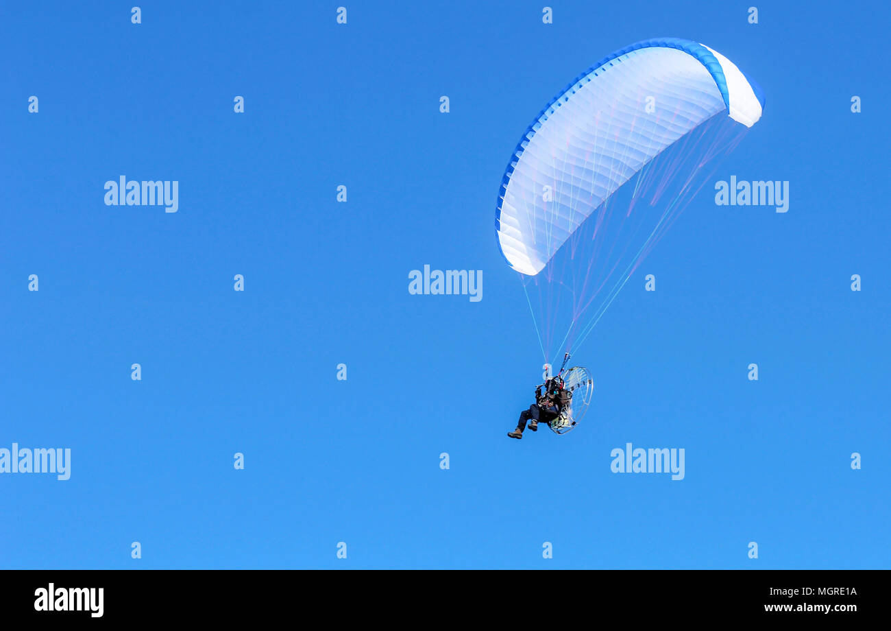 Skydiver, schweben im Himmel an einem Fallschirm mit einem Motor Stockfoto