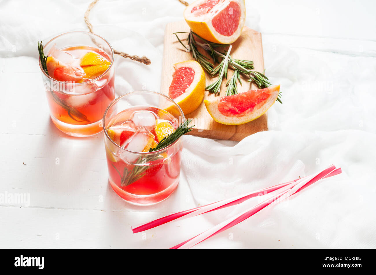 Grapefruit und Rosmarin Gin Cocktails, erfrischenden Drink mit Eis. Stockfoto
